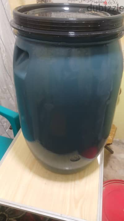 براميل وعبوات