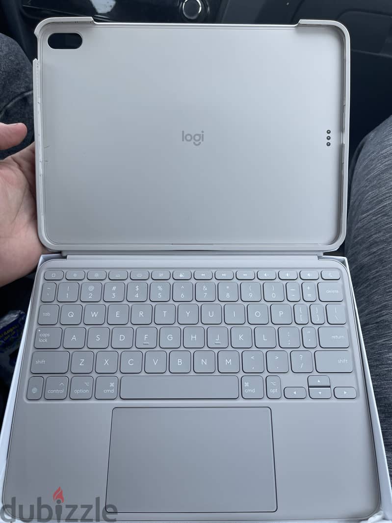 logitech combo touch for ipad air M2,M3,M4 1