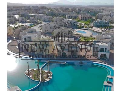تاون هاوس للبيع متشطب بالكامل و مفروش بالمطبخ في Makadi Heights بموقع مميزيطل على اللاجون