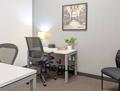 استخدام المكاتب الخاصة عند الطلب في Regus ⁦New Cairo, Enawalks Cairo⁩