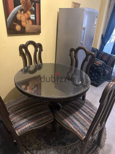 ترابيزه دائرية باربع كراسي كله خشب و زان للبيع