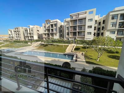 شقة غير مفروشة 3 غرف بمطبخ وتكييفات راكبة للإيجار في كمبوند فيفت سكوير المراسم