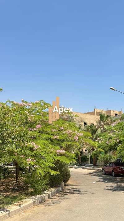 شقة للبيع فرصة ,ممتازة لا تعوض ,في أرقي أماكن حيث  الهدوء و الرفاهية ,في  العبور و السعر منافس لسوء لسرعة البيع و مساحة الشقة ,تعبر عن الرفاهية أنهزها