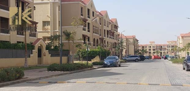 بسعر لقطه شقه للايجار في لوكيشن مميز جدا في كومبوند المعادي فيو مدينه الشروق