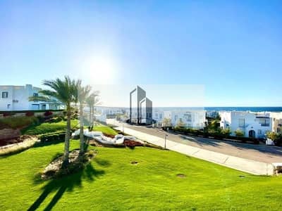 للبيع شاليه  لقطه غرفتين دايركت على حمام سباحه فى ايفيا Evia الساحل الشمالى داخل ماونتن فيو راس الحكمه . .
