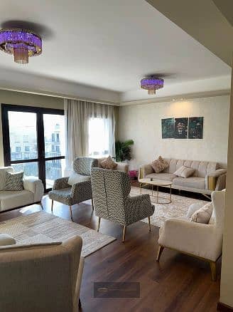 للإيجار شقة مميزة في Beverly Hills – Courtyard | الشيخ زايد  – تشطيب راقي فرش كامل اطلاله على الحديقه