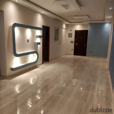 شقة تشطيب سوبر لوكس معروضة للبيع مباشرة في اللوتس الجنوبية منطقة 11 العمارة تطل علي جاردن ، التجمع الخامس، القاهرة الجديدة.