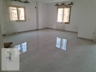 Apartment for rent in the southern lotus, 5th Settlement, in front of Royal Club, with an area of 220, 3rd floor with elevator, 3 bedrooms including a master bedroom, and 3 bathrooms, and a laundry room with practical division.