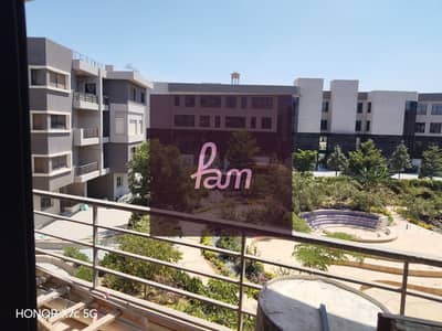 شقة للبيع بكمبوند راقي بالقرب من الـ AUC والخدمات