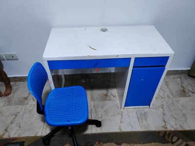مكتب وكرسي من IKEA سويدي الصنع