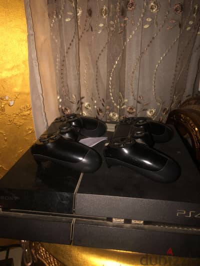 PS4 Fat حالة ممتازه و معاه دراعين و الكرتونه و الكابلات