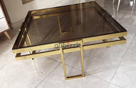 ترابيزة ستيل زجاج عسلي معدني وسط للبيع شبه جديده