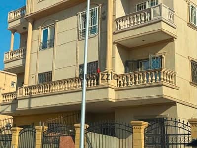 Apartment for sale in the Third District (East/North-facing). Area: 200 sqm; front-facing unit with a prime location. Situated on the third floor