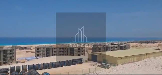 شاليه ١٠٠ م  استلام خلال سنه في منطقة راس الحكمة إطلالة بانورامية على البحر و بخطة سداد مريحة في مشروع ساكن و عايش