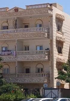 Apartment for sale in Al-Shorouk City, 5th District (Apartment Buildings Area). Area: 136 sqm. Layout: 3 bedrooms, 2 bathrooms. Located on a typical f