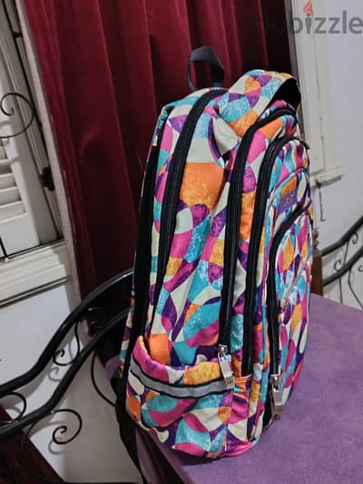 شنطة مدرسية ب مخرج USBمناسبه ل ثانوي و جامعه 