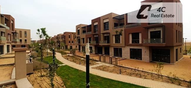 فيلا للبيع استلام فورى إطلالة مباشرة على الكلوب هاوس بأقل من سعر السوق في كمبوند ديستركت 5_ District 5 بجوار جولدن سكوير وشارع التسعين ريسيل