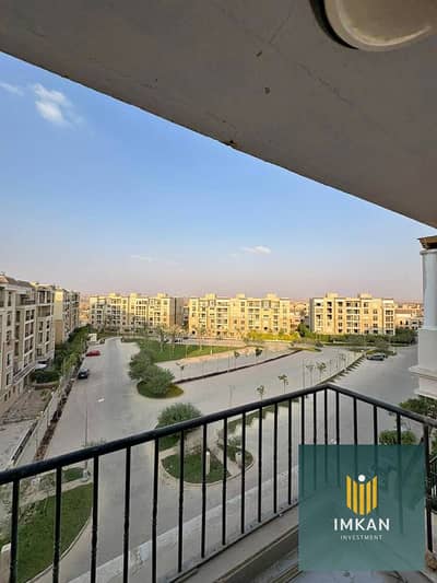 شقة للبيع عليها خصــم 50% لقطــة 160م باصة عالclub house بكمبوند سراي جنب مدينتي