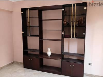 مكتبه ديكور وكتب وتلفزيون