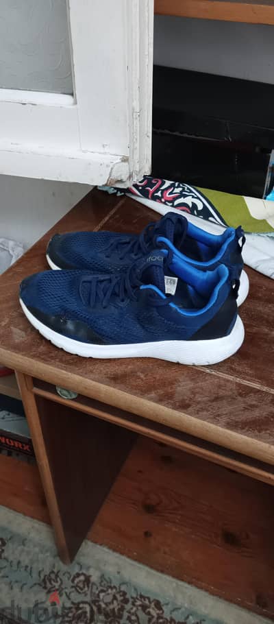 Adidas اصلي مقاس 42 رجالي