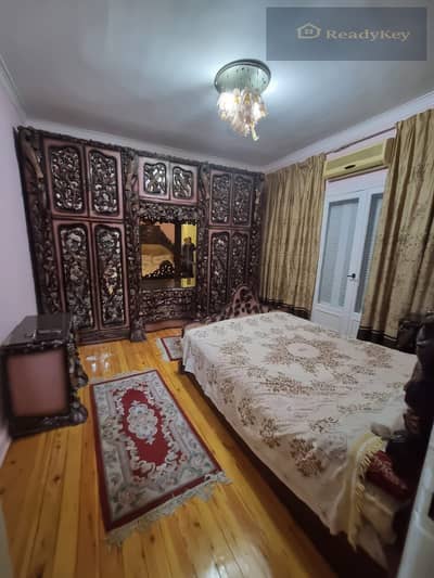 شقه للايجار في مصر الجديدة من   مطله على شارع الحجاز مباشرة  مكيفه بالكامل  دور اول   مفروشه بالكامل   كامله الأجهزة الكهربائيه   تلات غرف نوم منهم وا