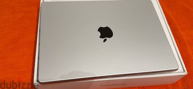 MacBook Pro M5 _ 14 inch _ 1 Tera _ 16 inch _ Arabic _ battery 100%