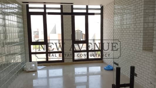 مكتب إداري مشطب بالكامل للإيجار في ديستريكت 5 القاهره الجديده District 5 New Cairo