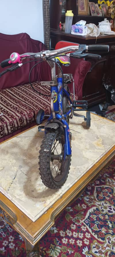 عجلة صغيرة بتلت عجلات