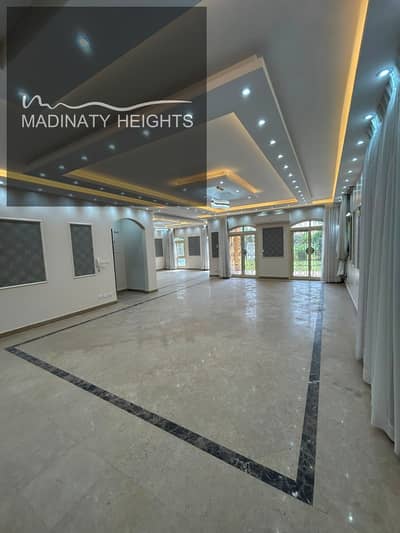 Independent villa for rent | Madinaty – VG1 | Model W    Exceptional location with a direct view of the golf course and lakes in one of the finest areas of Madinaty.    Land area: 720 meters  Building area: 360 meters   Ground floor:  Reception 4 pieces  Kitchen  Guest bathroom  Maid's room with bath