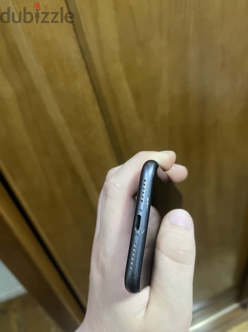 iPhone 11 4