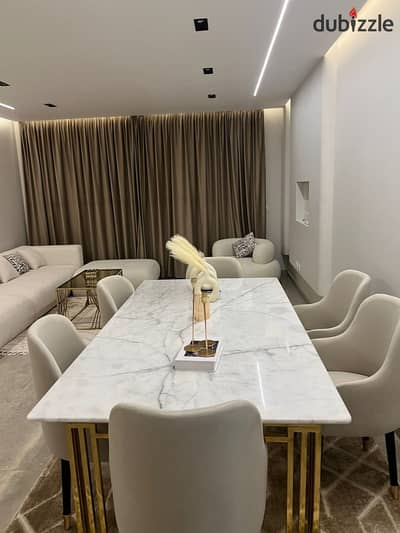 شقة فاخرة للإيجار داخل Hyde Park New Cairo، بتصميم راقٍ وفرش مودرن فاخر، مع Large Terrace