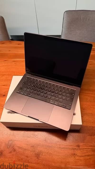 MacBook Pro' M3 pro 14 18gb with box