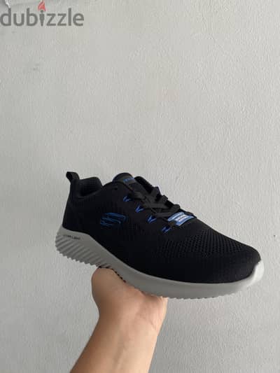 كوتشي SKECHERS جديد بدون كرتونة مقاس ٤٢