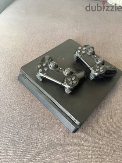 Ps4 slim 500GB + 2 controllers بليستيشن ٤ سليم ٥٠٠جيجه +دراعين