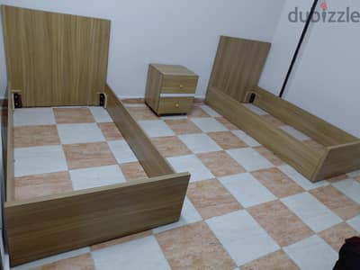 ٢ سرير اطفال وكمودينو