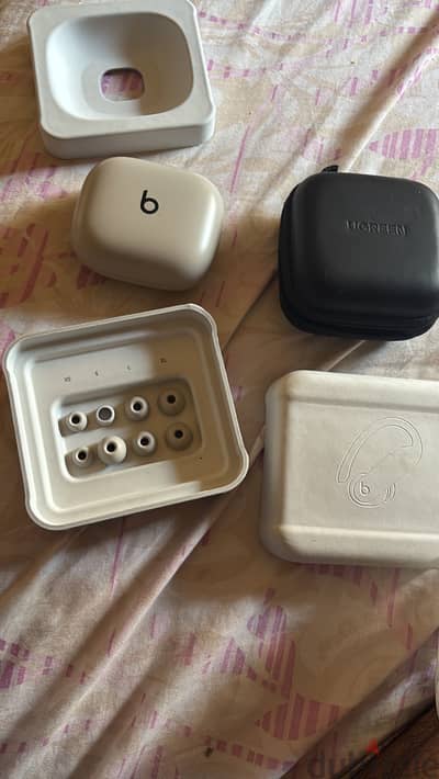 apple earbuds powerbeats pro 2 with all accessories and cover