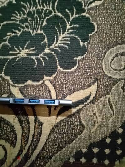 هذا محوّل USB (USB Hub/Adapter