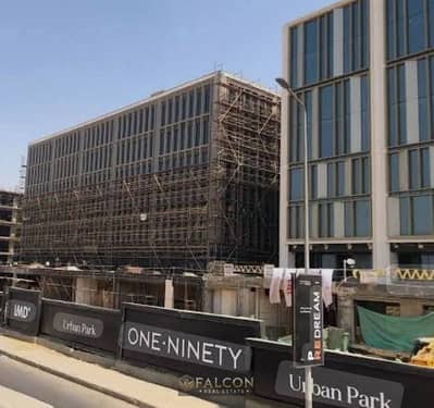 An investment opportunity: a 112 sqm administrative office directly on 90th Street, with a 5% down payment. Located at the New Cairo entrance—at the