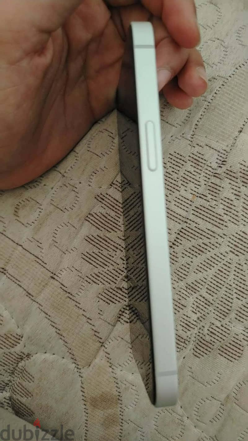 Apple - iPhone 16e 3