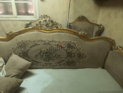 صالون مدهب كنبه و2 كرسي فوتبه و2 كرسي صغير وترابيزه برخامه