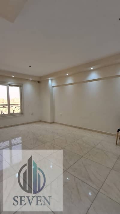 Administrative office for rent, 100 sqm, licensed, panoramic front, facing Grand Plaza, Zahraa Al Maadi, prime location.