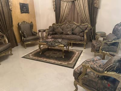 للبيع صالون كلاسيك راقي، بحالة ممتازة جدًا، استخدام خفيف ومحافظ عليه.