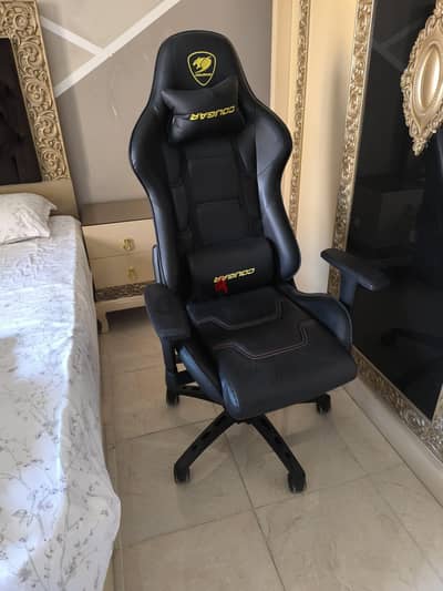 كرسي جيمنغ بحالة ممتازة