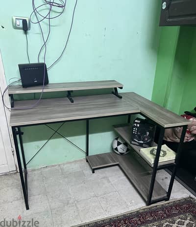 مكتب شكل L مع استاند للشاشة خامة نضيفة ينفع للPC وللشغل او المذاكرة
