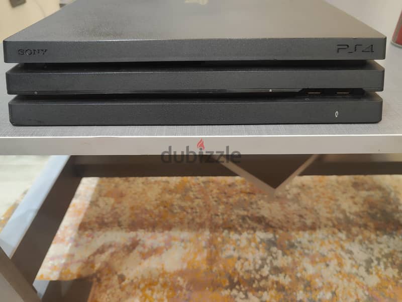 PS4 Pro 1TB + 2 Controllers 1