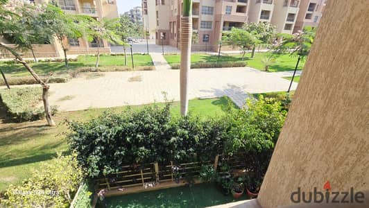 للبيع شقه في مدينتي B8  مساحه 200متر 3نوم منهم ماستر3حمام ريسبشن كبير ومطبخ   الشقه دور اول خالصة الثمن مستلمة وجاهزة للسكن