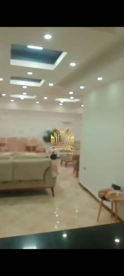 شقه للايجار ف كمبوند الفرسان طريق دائري المعادي بجوار برج سما القاهره مساحة 130م غرفتين وريسشبن 3 قطع وحمام ومطبخ امريكانى تطل على الجاردن الدور الثامن ڤيو جاردن تشطيب التر سوبر لوكس يوجد بها غاز انتركم تلفون ارضي ونت كاميرات مراقبه مطلوب 13 الف شهر تأمين