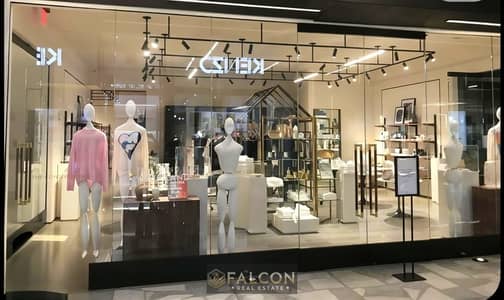 باقل سعر+أعلي ترافيك وسط أكبر الشركات والبنوك العالمية محل للبيع في التجمع الخامس على الواجهه على شارع التسعين  امام كايروفيستيفال والداون تاون و AUC