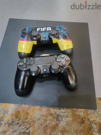 PS4 Pro 1TB + 2 Controllers
