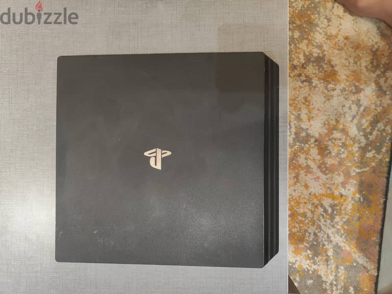 PS4 Pro 1TB + 2 Controllers 2